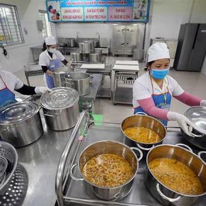 Kiểm tra đột xuất bếp ăn tập thể tại Hà Nội, Ninh Bình sau vụ 300 tấn thịt lợn bẩn