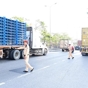 Tổng kiểm tra xe tải trên 15 tấn nhằm đảm bảo an toàn giao thông