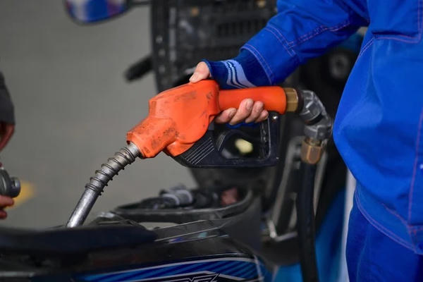 Giá xăng dầu đồng loạt giảm mạnh về dưới 20.000 đồng/lít