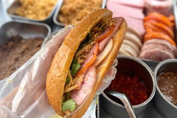 Khẩn trương làm rõ vụ nhiều người nhập viện nghi do ăn bánh mì tại phường Phú Mỹ