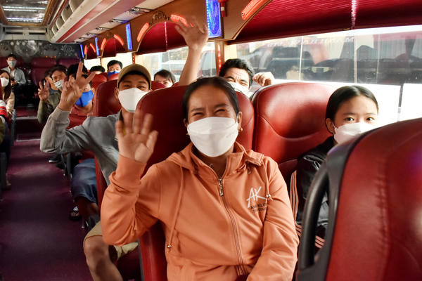 TP.HCM tặng 7.500 vé máy bay, tàu, xe đưa người lao động về quê đón Tết
