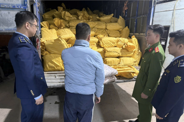 Cao Bằng: Tạm giữ gần 12 tấn chân gà đông lạnh không rõ nguồn gốc