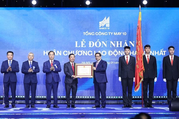 Tổng Công ty May 10 nhận Huân chương Lao động hạng Nhất