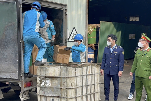 Xử phạt điểm kinh doanh gần 100 triệu đồng vì kinh doanh rượu nhập lậu