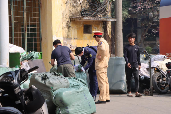 Phát hiện lô hàng nghi nhập lậu trị giá hơn 500 triệu đồng tại Ga Hà Nội