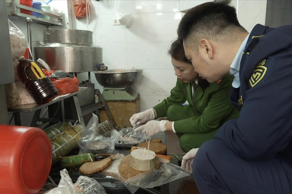 Hà Nội: Phát hiện cơ sở sản xuất giò chả chứa hàn the