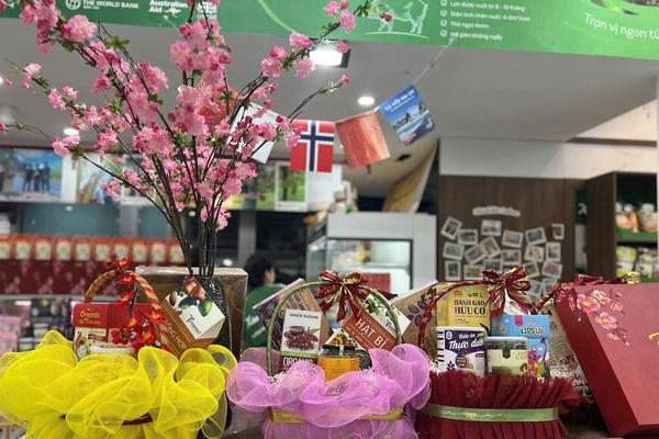 Thị trường quà Tết Bính Ngọ 2026: Quà "xanh" hút khách, ưu tiên tính thực tế và trải nghiệm