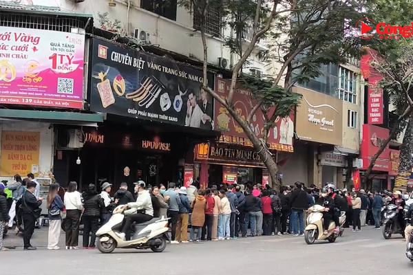 Thị trường vàng sôi động, nhiều khách chờ giao dịch từ 3h sáng