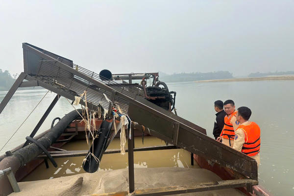 Cục CSGT bắt giữ 2 phương tiện khai thác cát trái phép trên sông Lam