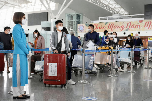 Thị trường vé máy bay Tết 2026: Cạn vé phổ thông, giá bay đêm vẫn ở mức cao