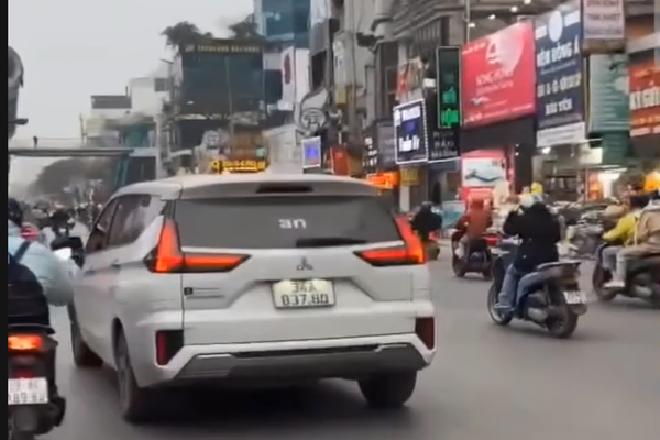 Xác minh vụ xe ô tô gắn bảng LED hiển thị nội dung xúc phạm lực lượng Công an