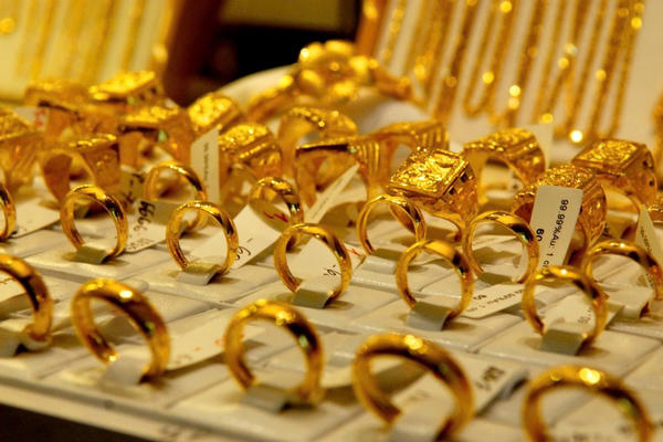Giá vàng 7/2: Vàng thế giới bật tăng, thị trường trong nước biến động trái chiều