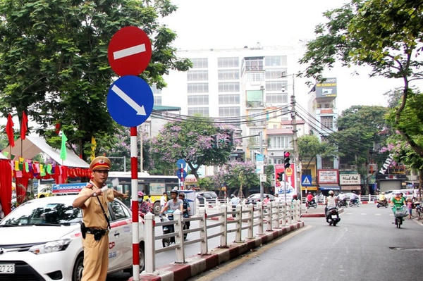 Hà Nội thí điểm cấm taxi giờ cao điểm trên phố Khâm Thiên từ 14/2/2026