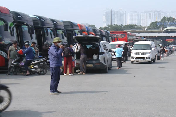 Tăng cường xe khách, phục vụ người dân về quê đón Tết