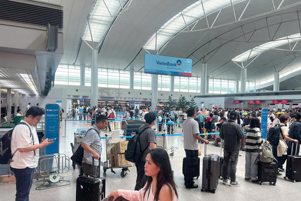 Mùng 5 Tết, sân bay Tân Sơn Nhất khai thác hơn 1.000 chuyến bay