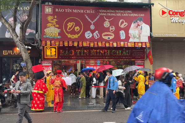 Người dân đội mưa xếp hàng mua vàng ngày Vía Thần Tài