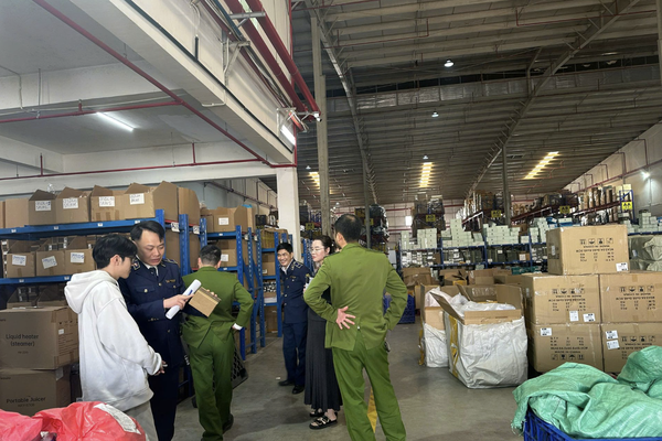 Tạm giữ 2.000 lõi vợt pickleball không rõ nguồn gốc  