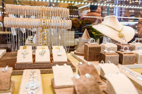 Giá vàng ngày 12/3: Vàng tiếp đà tăng mạnh áp sát mốc 188 triệu đồng/lượng