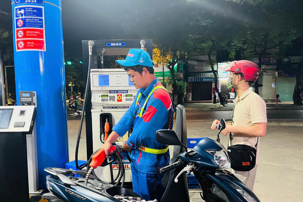 Giá xăng dầu ngày 12/3: Xăng E5 RON 92 giảm gần 500 đồng