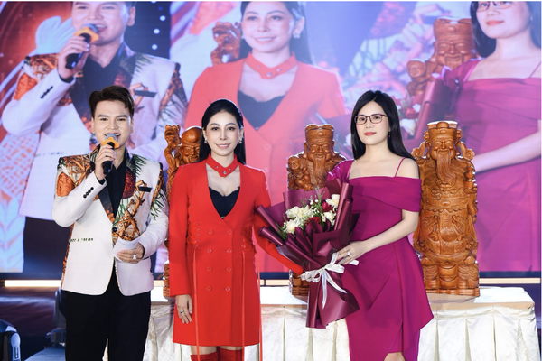 Nữ doanh nhân Bắc Ninh đấu giá thành công tượng Tam đa tại Hoa hậu Doanh nhân Việt Nam 2026