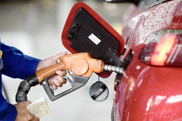 Giá xăng, dầu ngày 14/3: Chi quỹ bình ổn mạnh tay để ghìm giá xăng, dầu