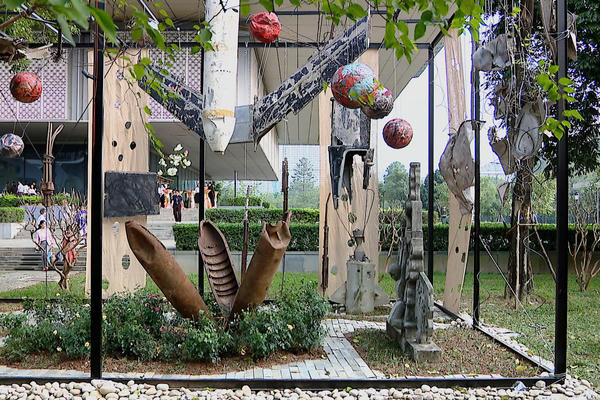 Trải nghiệm không gian sắp đặt nghệ thuật từ xác máy bay và vỏ bom 