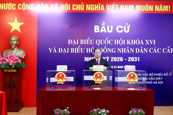 Chánh án Nguyễn Văn Quảng cùng cử tri phường Cầu Giấy bỏ phiếu trong ngày hội bầu cử