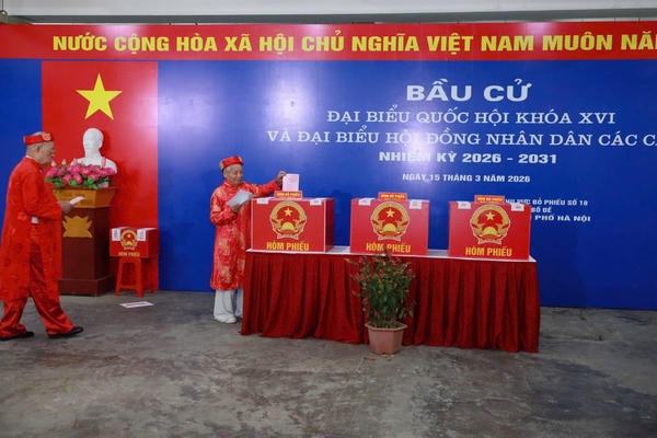 Hà Nội: Cử tri 110 tuổi trực tiếp đi bỏ phiếu