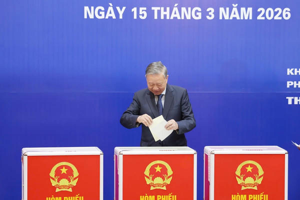 Các đồng chí lãnh đạo Đảng, Nhà nước thực hiện quyền cử tri