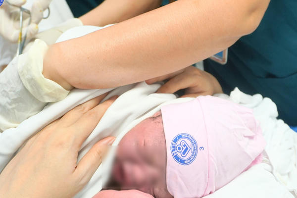 Đề xuất hỗ trợ tiền cho phụ nữ sinh đủ hai con trước 35 tuổi