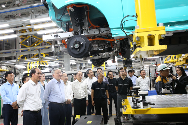 Phó Thủ tướng Nguyễn Hòa Bình thăm tổ hợp sản xuất ô tô điện VinFast tại Hà Tĩnh