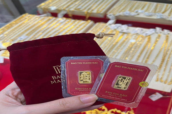 Giá vàng trong nước giảm sâu nhưng vẫn chênh hơn 29.1 triệu đồng so với thế giới: Tiềm ẩn nhiều rủi ro đối với khách hàng