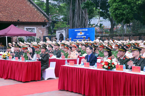 Tuyên dương 10 gương mặt trẻ Công an Thủ đô xuất sắc tiêu biểu năm 2025