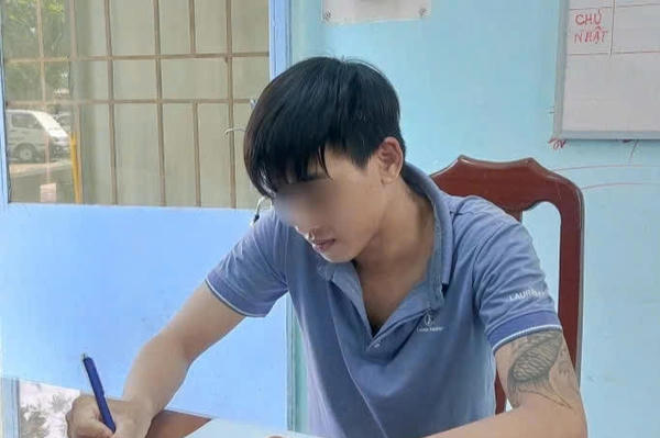 Va chạm giao thông gãy chân, công an đến phát hiện gần 1.500 bao thuốc lá nhập lậu