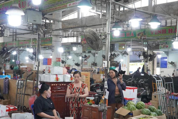 Giá cước leo thang, tiểu thương chợ đầu mối chịu áp lực lớn