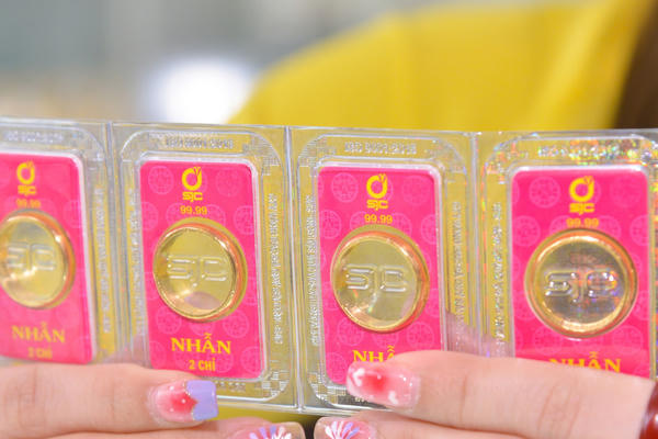 Giá vàng thế giới ngày 23/3 tiếp tục giảm sâu, vàng trong nước vẫn cao hơn gần 28.5 triệu đồng