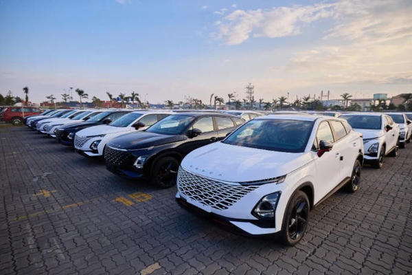 Hơn 10.000 ô tô Trung Quốc nhập về Việt Nam, tăng mạnh hơn 85 %