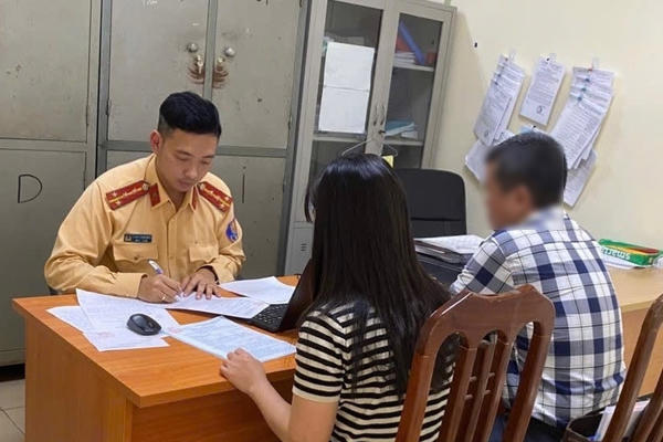 Dùng điện thoại khi lái ô tô bị phạt đến 6 triệu đồng