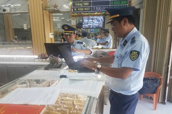 Bán vàng giả mạo Chanel, Versace, 9 doanh nghiệp bị xử phạt