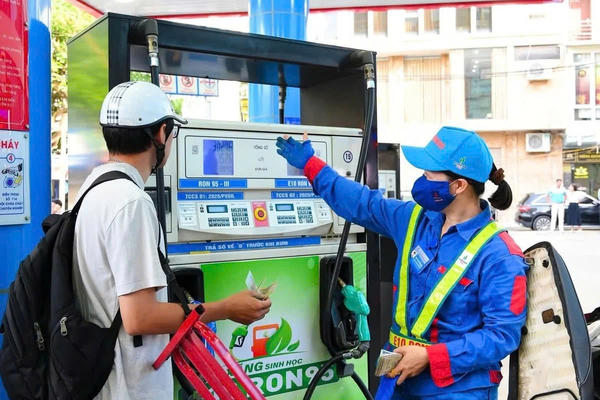 Giá xăng RON95-III giảm chỉ còn 24.332 đồng/lít từ 24h ngày 26/3