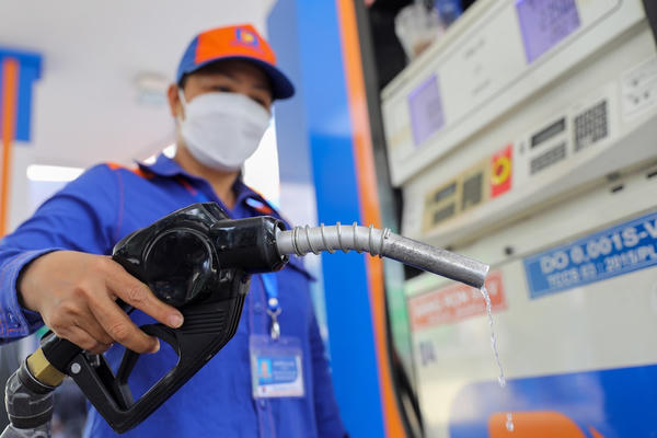 Petrolimex, PVOIL tăng tốc bán xăng E10RON95 trước hạn