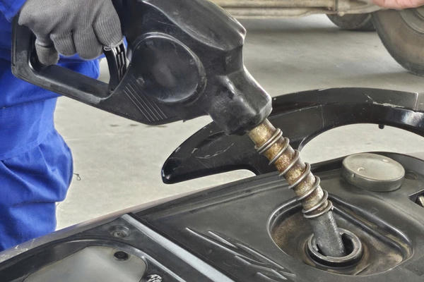 Bộ Tài chính đề xuất giảm 50% thuế môi trường với xăng dầu