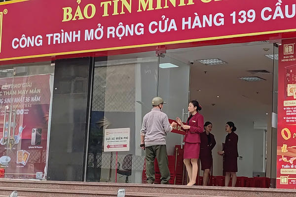 Hình ảnh cửa hàng vàng Bảo Tín Minh Châu trước giờ mở cửa trưa nay
