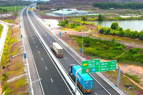 Tiếp tục bổ sung quy hoạch các tuyến đường bộ kết nối với sân bay, cảng biển