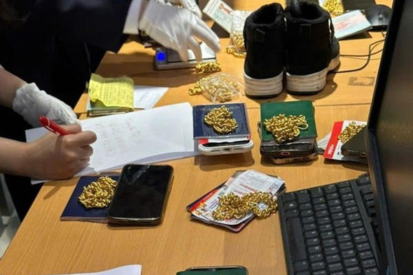 Bắt giữ vụ vận chuyển trái phép gần 7 kg vàng qua sân bay Cát Bi