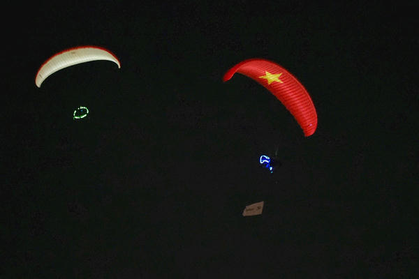 Người dân thích thú trải nghiệm dù lượn trên sông Sài Gòn