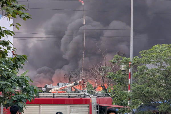 Hà Nội: Cháy lớn thiêu rụi kho xưởng trong đêm