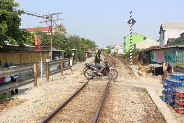 Tự mở lối đi qua đường sắt sẽ bị phạt đến 40 triệu đồng