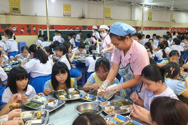 Hà Nội siết chặt bữa ăn bán trú sau vụ thịt lợn dịch lọt vào trường học 