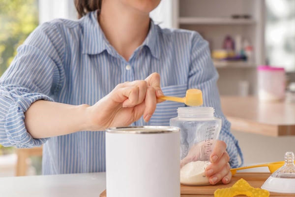 Quảng bá sữa thay thế sữa mẹ có thể bị phạt đến 20 triệu đồng